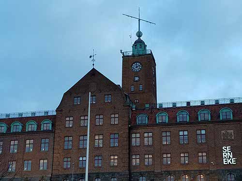 Around the Opera House, with views of the river, Lipstick building, and the Hotel-ship Viking