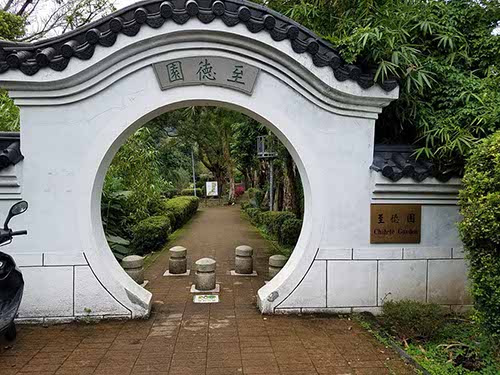 Walking from Shilin to the National Palace