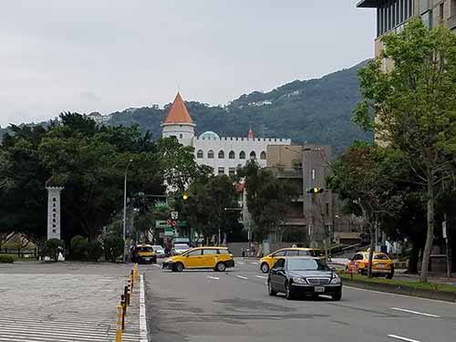 Walking from Shilin to the National Palace