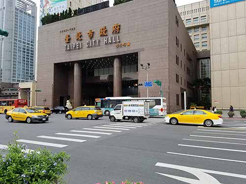 walking to the Sun Yat-sen Memorial