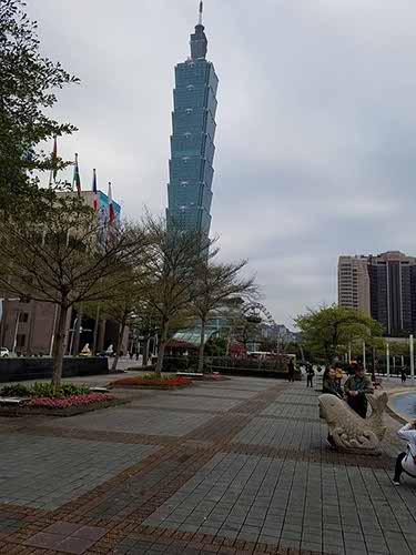 walking to the Sun Yat-sen Memorial
