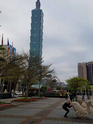 walking to the Sun Yat-sen Memorial