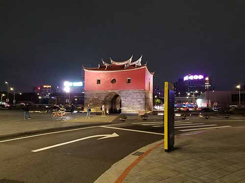 Walking around Main Station, and the North Gate.