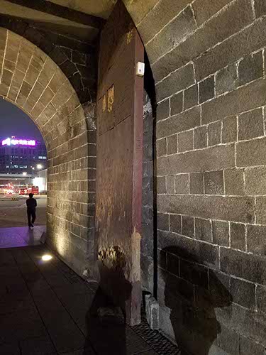 Walking around Main Station, and the North Gate.